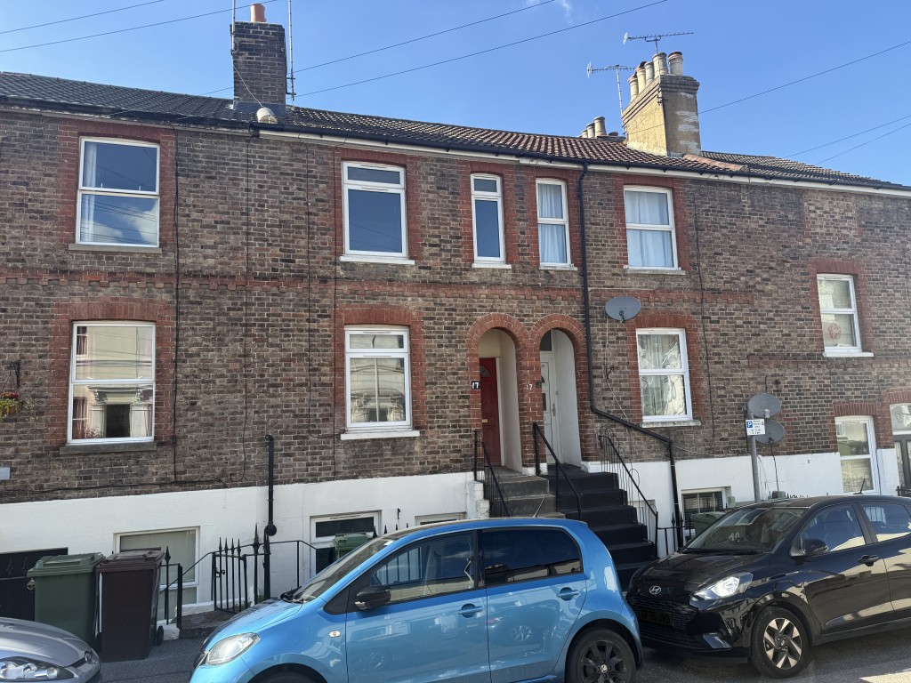 Lot: 108 - HOUSE CLOSE TO TOWN CENTRE IN NEED OF REFURBISHMENT - View of House in Need of Refurbishment